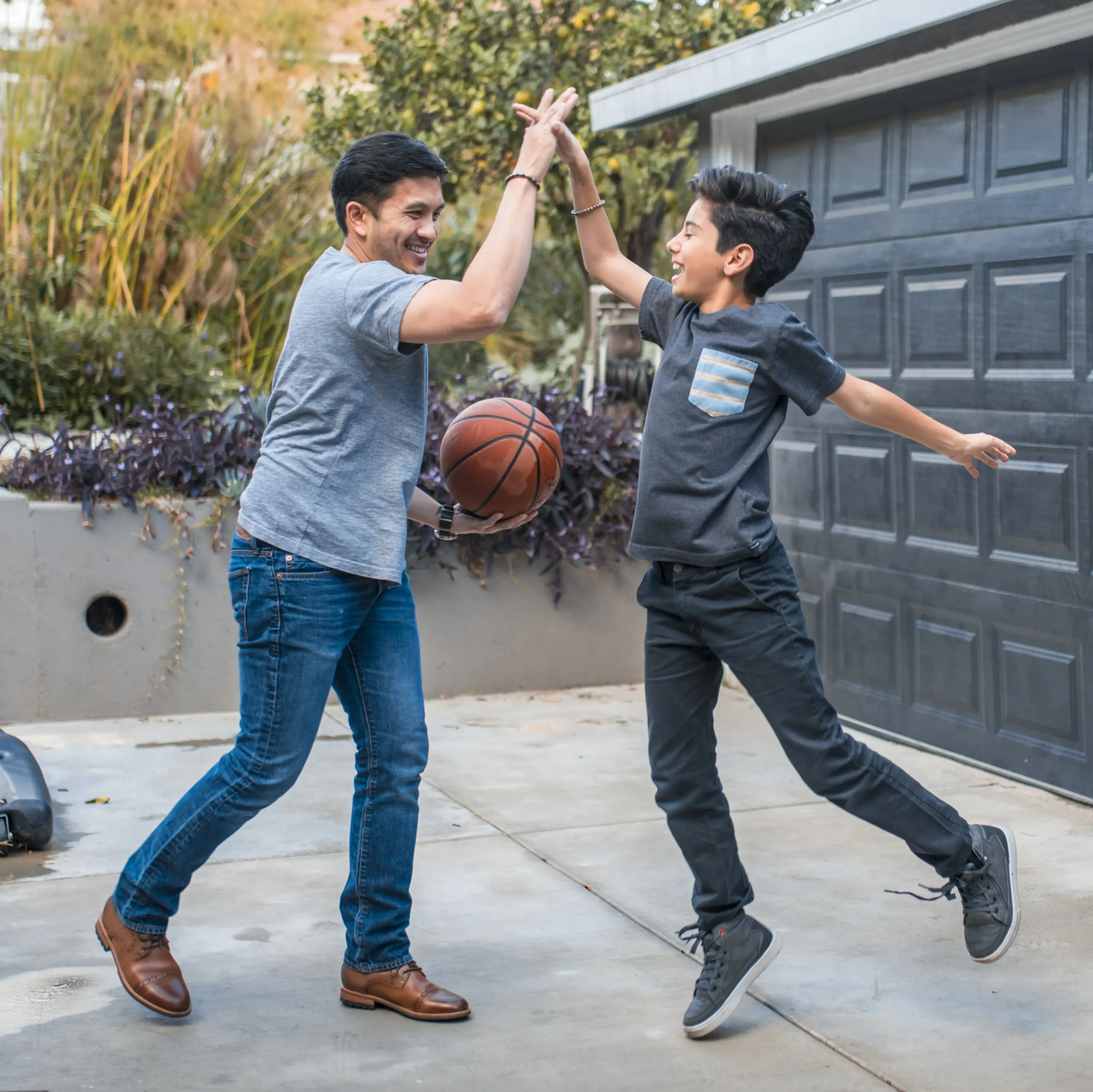 DITvaderzoon Vader en zoon aan het basketballen