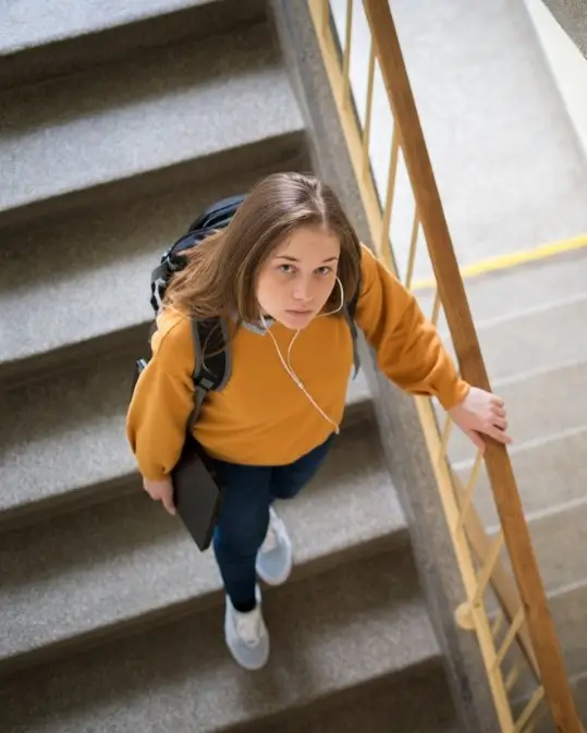 Meisje loopt trap af Meisje loopt trap af